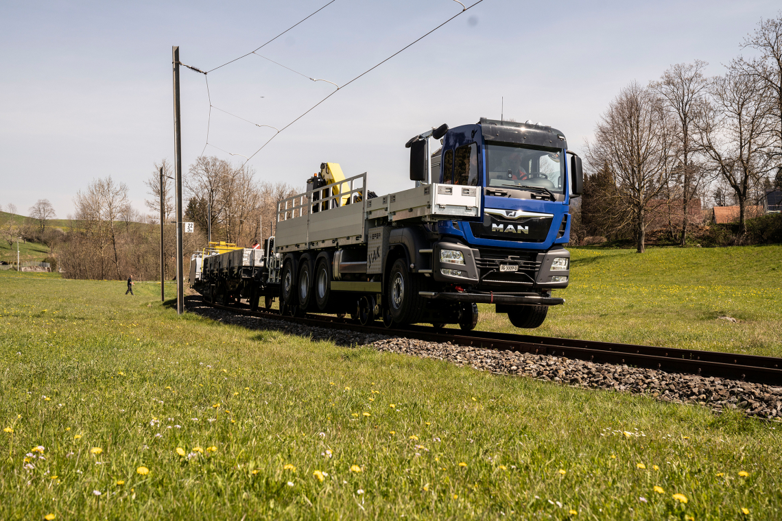 Dieser LKW fährt auf den Schienen