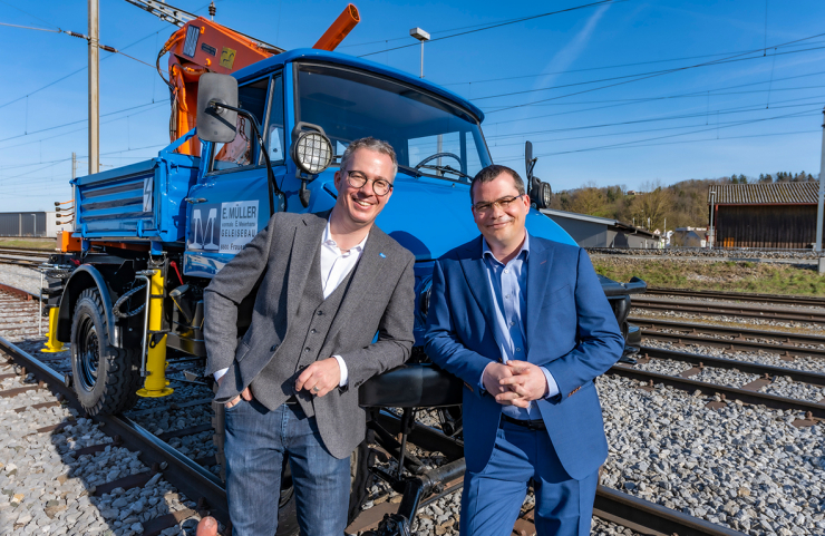 Stefan und Florian Müller vor dem Unimog, mit dem alles begann