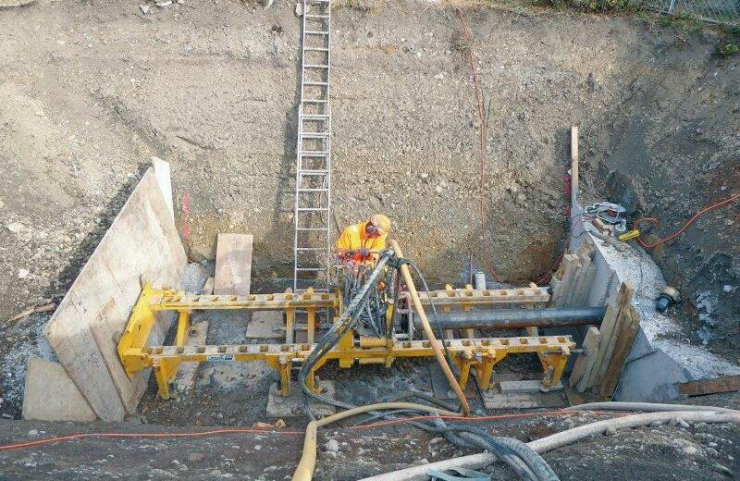 Pressbohranlage beim Bohrvorgang aus der Startgrube