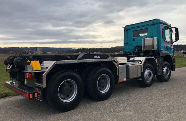 Müller Oberburg AG – Neuer Mercedes Benz Arocs 3246 mit VDL Containersystemen BV Kettengerät Typ 24.70