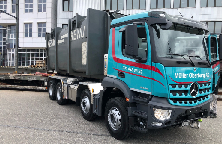 Müller Oberburg AG – Neuer Mercedes Benz Arocs 3246 mit VDL Containersystemen BV Kettengerät Typ 24.70
