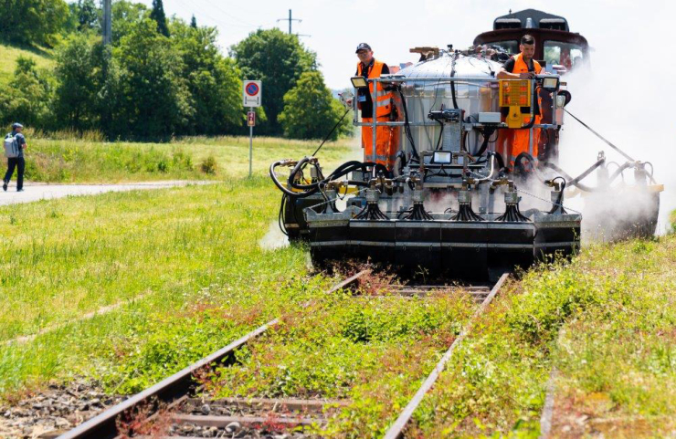 Chemiefreie Unkrautbeseitigung auf den Schienen