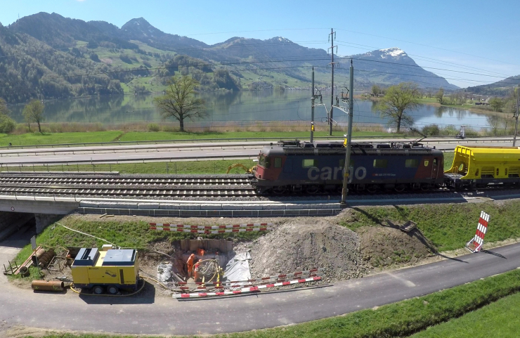 Der Bahnverkehr rollt während Unterquerung weiter