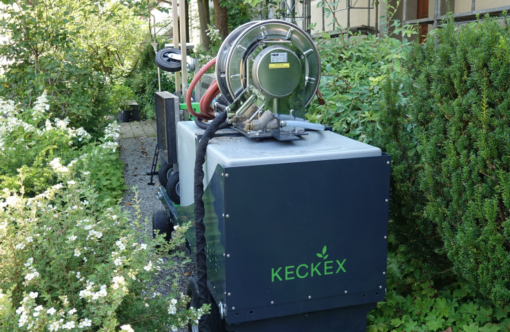 Im Einsatz ist ein KOMEX JESPI 12V Thermisches Unkrautbeseitigungsgerät