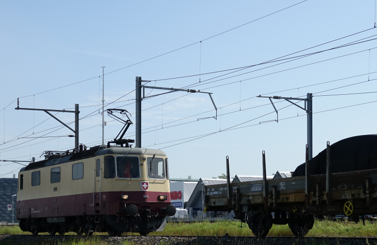 Locomotive électrique rencontre la voiture électrique