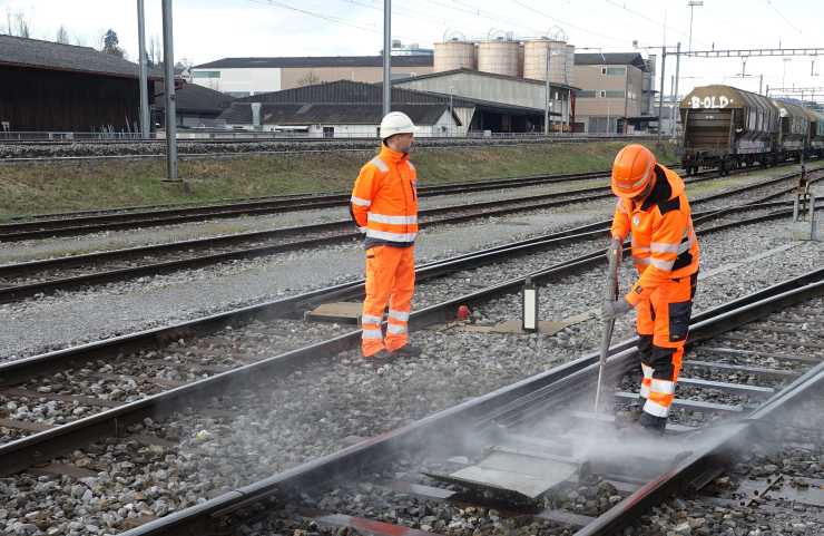 Gründliches manuelles Reinigen mit Hochdruck