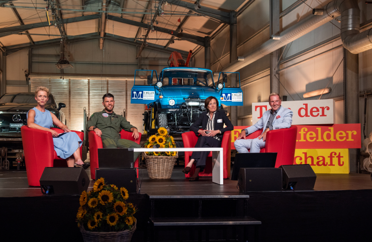 Gesprächsrunde in den Hallen der Müller Gleisbau AG: Moderatorin Barbara Josef, Kampfjetpilot Maurice Mattle, Anwältin und Unternehmerin Franziska Tschudi Sauber und TV-Mann Kurt Aeschbacher.
