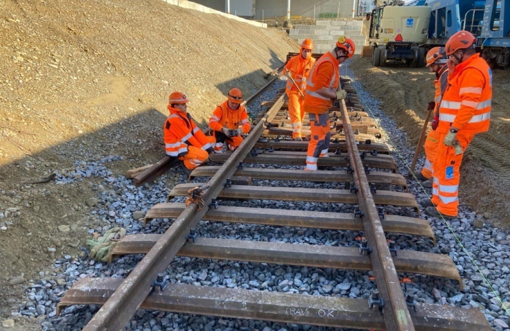 Angehende Gleisbauer im Einsatz