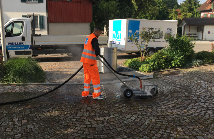 Flächengerät für die Bodenreinigung auf dem Gemeindehausplatz