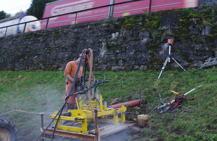 Bahnquerung Gotthardstrecke in Arth mit Start ab der Böschung ohne Startgrube