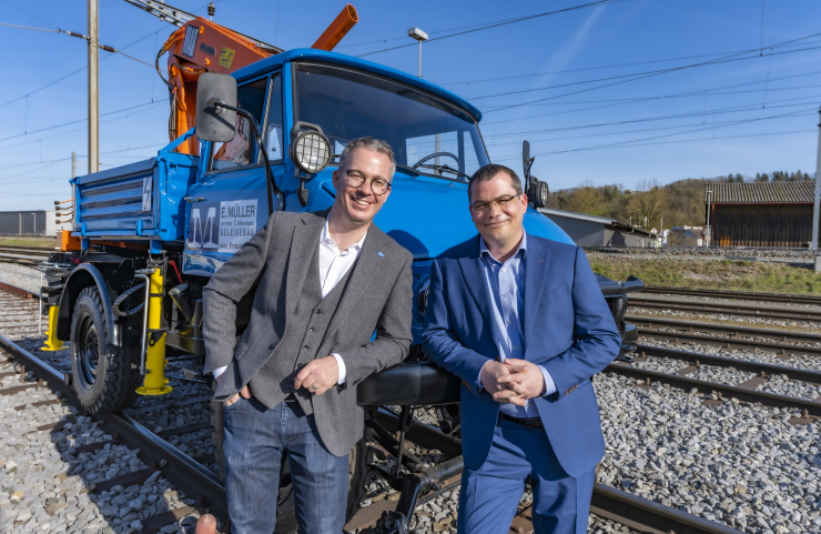 Stefan und Florian Müller vor dem Unimog, mit dem alles begann