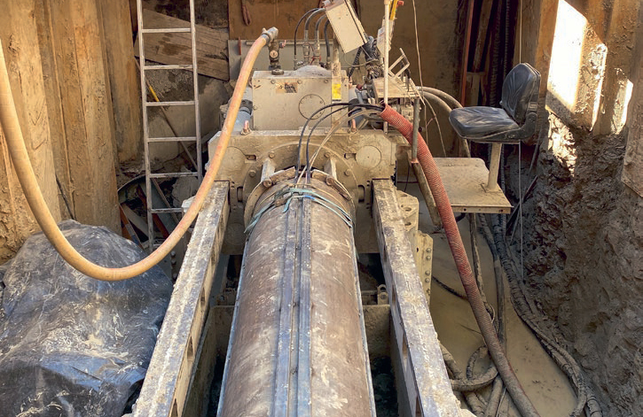 Bohranlage mit eingelegtem Bohrrohr sowie den Schutzblechen für die Steuer- und Messkabel.