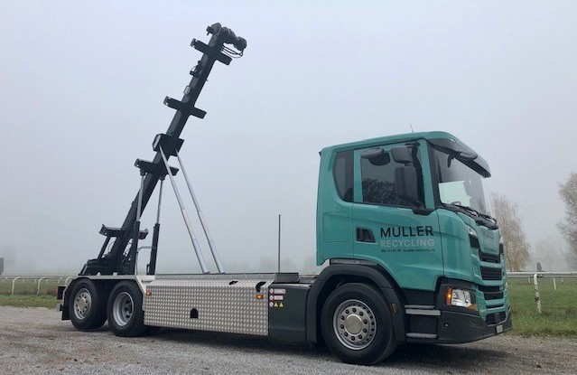 Müller Recycling AG – Neuer SCANIA G450 mit VDL Containersystemen BV Kettengerät Typ 20.65