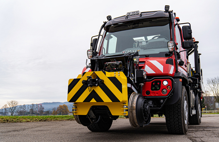 Zweiwege-Unimog als Geräteträger auf Strasse_dieZentralbahn