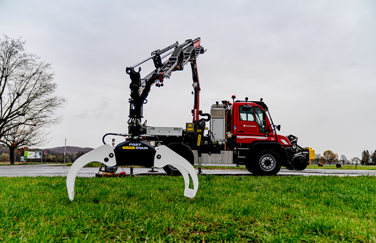 Zweiwege-Unimog mit Greifzange_dieZentralbahn