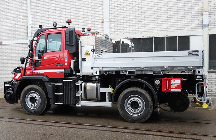 Zweiwege-Unimog mit grosser Pritsche_dieZentralbahn