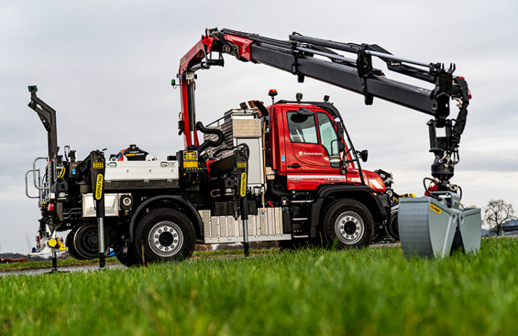 Zweiwege-Unimog mit Schaufelbagger_dieZentralbahn