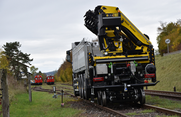 Véhicule bidirectionnel grue par l'arrière, photo Rahel Cathomas