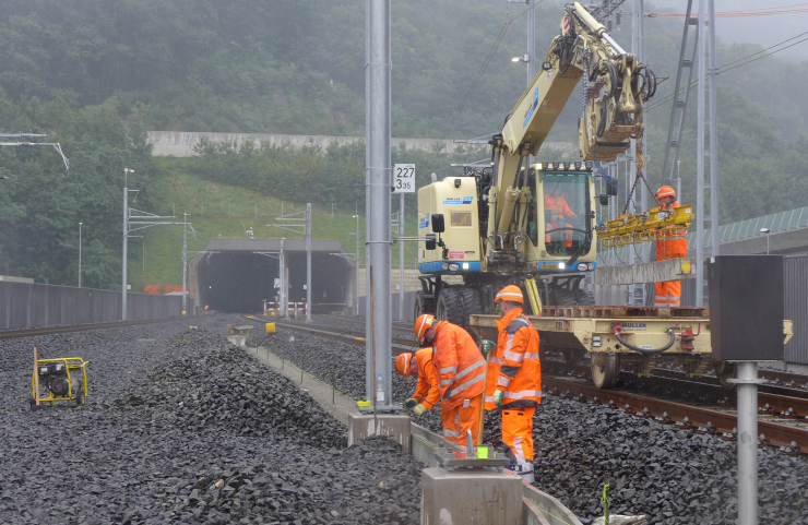 Développement du chemin de câbles dans le nouveau tunnel de base du Ceneri