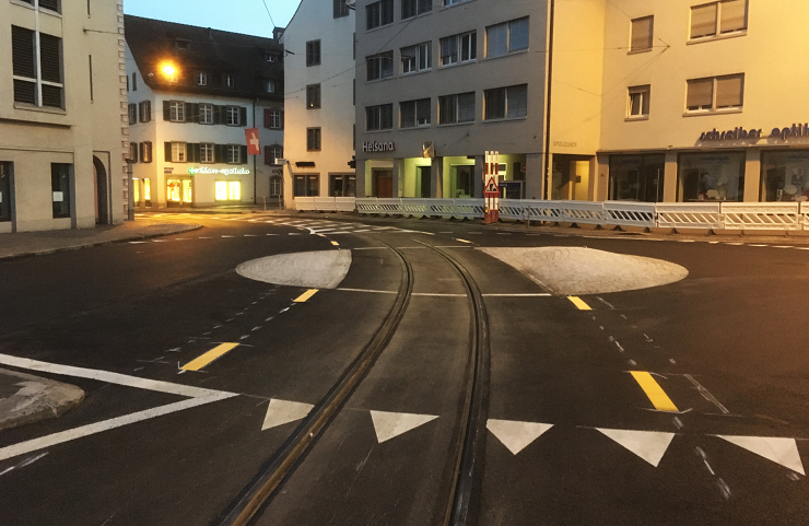 Neuer Kreisverkehr am Holdertor mit optimierter Gleisführung.