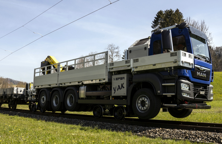 Einsatzfahrzeug für Reparaturen und Unterhalt vom Schienenoberbau. Das Fahrzeug kann Schienen mit einer max. Länge von 12 m ab mitführen. Der Kran erreicht eine Ausladung von 17 m und verfügt über sämtliche bahntechnischen Sicherheitseinrichtungen.