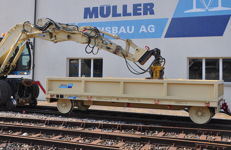 Mulde im Einsatz mit Bagger