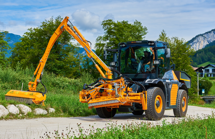 SYN TRAC - das Fahrzeug zur Mehrfachnutzung mit variablen Anbaugeräten mit Dockingsystem