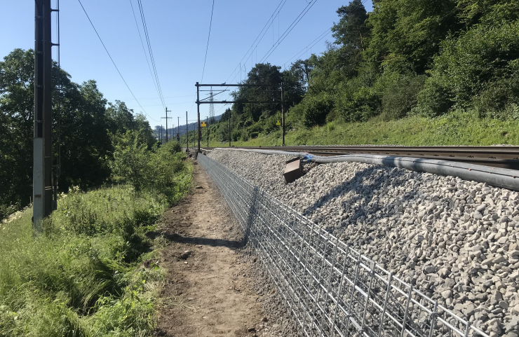 Banketthalterung noch ohne fertiggestellten Bankettweg