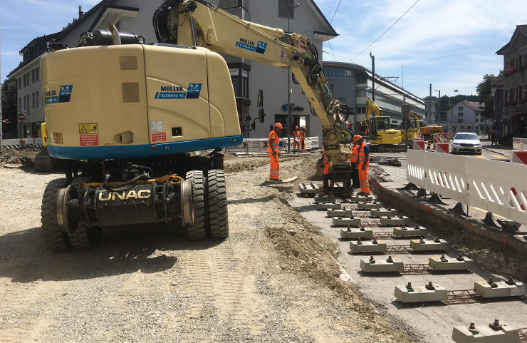 Einbau der Betonschwellen für das neue Gleis.