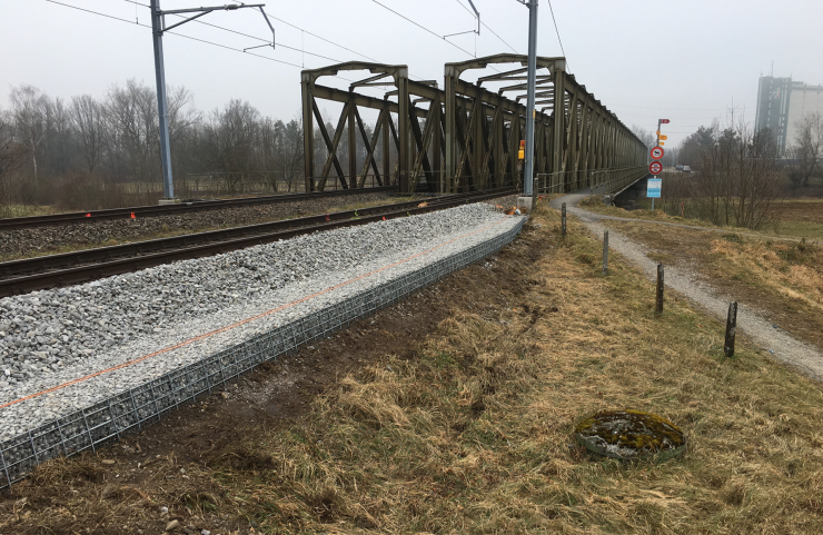 Fertiggestelltes Winkelgitter vor der Thurbrücke bei Hüttlingen.