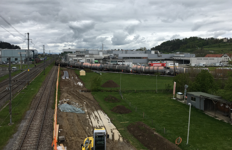 Blick in Richtung Gossau über den Installationsplatz und das Anschlussgleis.