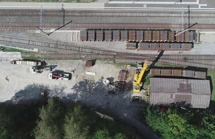 Über 4'000 Stahlschwellen bereit für den Einbau auf der Strecke.