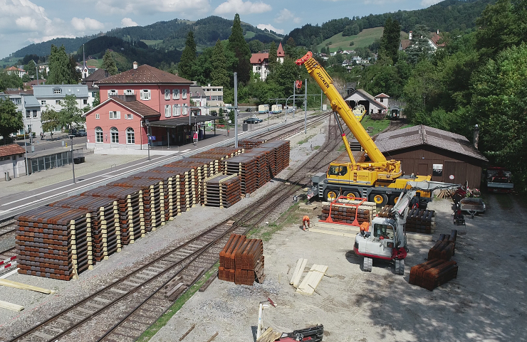 Über 4'000 Stahlschwellen bereit für den Einbau auf der Strecke.